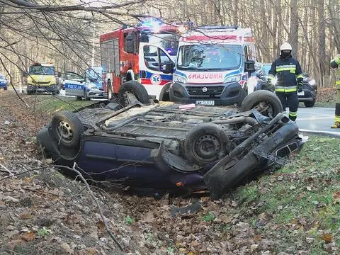 Auto wjechało do rowu na wojewódzkiej "720"