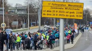 Zawodnicy na trasie Półmaratonu Warszawskiego