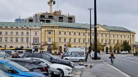 Budują hotel w historycznej okolicy. Wyrósł ponad zabytkową kamienicę