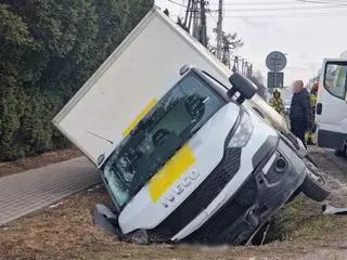 Samochód wylądował w rowie