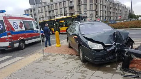 Taksówka na latarni po zderzeniu z mini