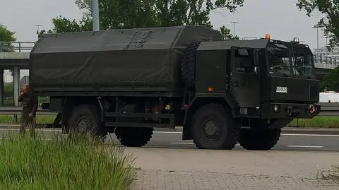 Tir zderzył się z wojskową ciężarówką. Dwa z trzech pasów były zablokowane