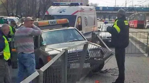 Wjechał w barierki na przystanku