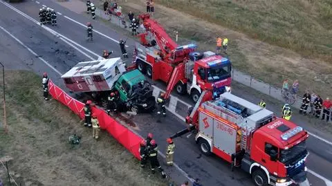 Samochód osobowy pod ciężarówką. Czołowe zderzenie na "siódemce"