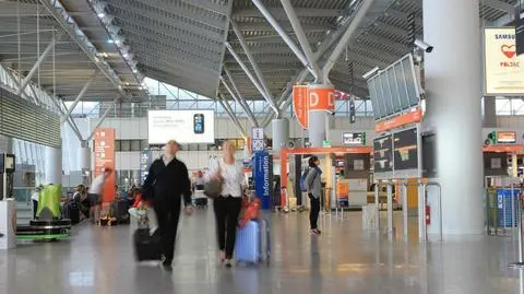 Problemy kolejnych turystów. Na samolot czekali pół doby