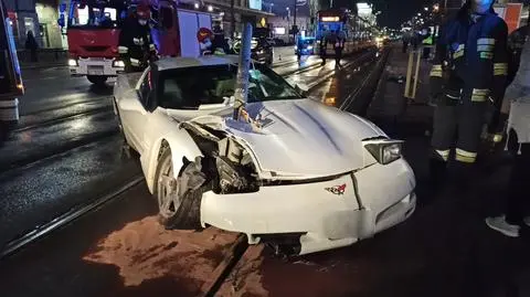Pijany kierowca rozbił luksusowe auto na słupie