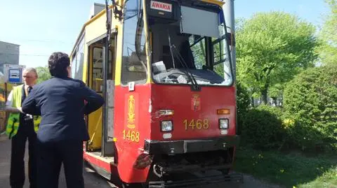Zderzenie tramwaju z tirem, szyba rozbita w drobny mak