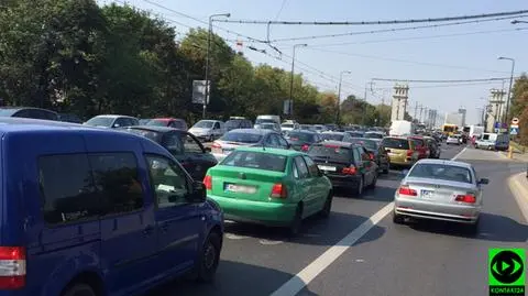 Ojcowie zablokowali centrum. "Też chcemy wozić dzieci do szkoły"