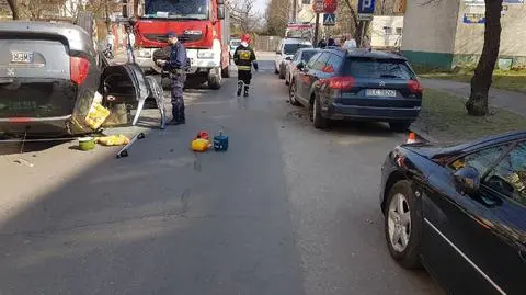 Uszkodził kilka zaparkowanych samochodów i dachował. Był pijany