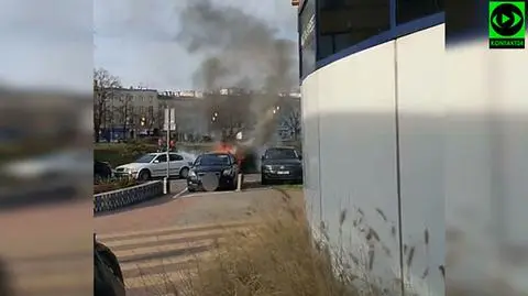 Buchające płomienie i dym. Pożar auta na Mokotowie