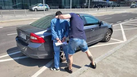 Wybili szybę i ukradli z auta 100 tysięcy złotych. "Obserwowali każdy krok ofiary"