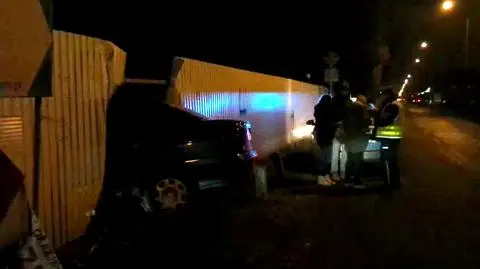 Powinna skręcić, pojechała prosto. Wbiła się w płot