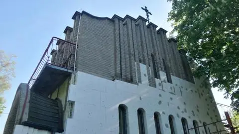 Szarą cegłę kościoła przykryli styropianem