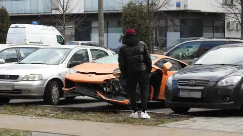 Porzucone lamborghini odjechało na lawecie, z nowymi kołami. Policja przesłuchała kierowcę