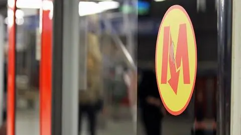 Siatka z napoczętą bombonierką sparaliżowała ruch w metrze