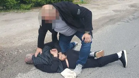 Policja: typowali wypłacających pieniądze z banku, przebijali opony w ich autach, a później okradali 