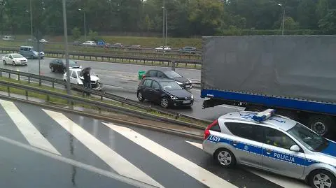 Trasa AK. Duże korki po kolizji 