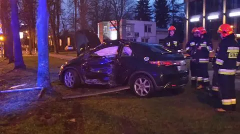 Honda uderzyła w drzewo. Utrudnienia na Żwirki i Wigury