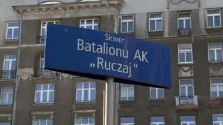 Zielony skwer nazwę zawdzięcza batalionowi AK "Ruczaj", który walczył w tych okolicach w czasie Powstania