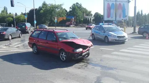 Dwa passaty zderzyły się na Puławskiej.  Ranny kierowca i pasażer