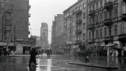 Na zdjęciu w głębi widoczna ruina Prudentialu uchwycona z perspektywy domu Braci Jabłkowskich, od prawej kamienice przy ulicy Szpitalnej 2, 4 i 6, w rusztowaniach dom Wedla