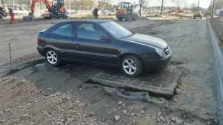 Auta na rozkopanym parkingu 