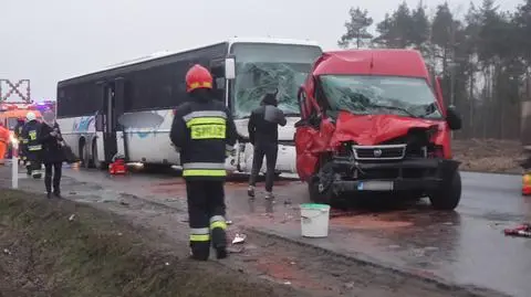 Autokar zderzył się z busem. Dwie osoby ranne