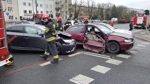 "Jechali do szpitala, zderzyli się z toyotą". Jedną osobę zawiozła karetka