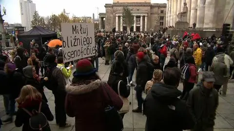  Manifestowali solidarność z uchodźcami. Kilkaset osób przed PKiN