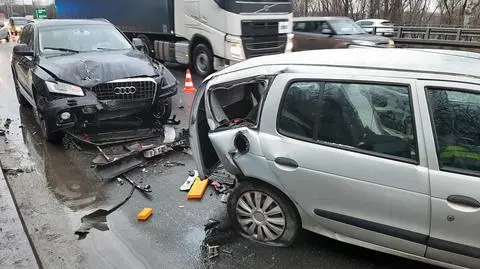 Auta po zderzeniu stały na poboczu, uderzył w nie kolejny samochód