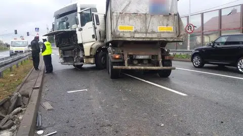 Zderzył się z ciężarówką na Wale Miedzeszyńskim i uciekł