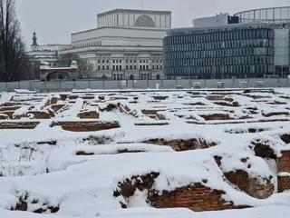 Relikty Pałacu Saskiego pokryte śniegiem