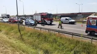 Zderzenie busa z ciężarówką na obwodnicy Janek