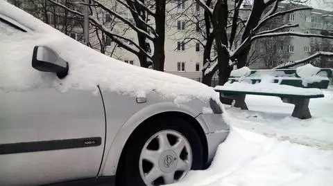Gong przyniósł śnieg. Będzie padać cały dzień