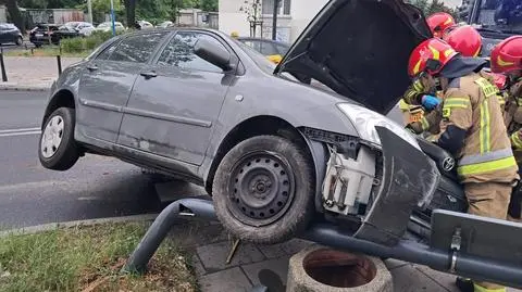 Ciężarówka zepchnęła go na chodnik. Tam wpadł na latarnię i śmietnik