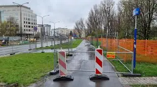 Zamknięty chodnik przy ulicy Spacerowej 