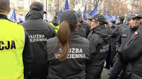 Protest mundurowych przed siedzibą premiera. "Służba ubożeje, anarchia szaleje"