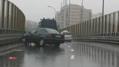 Mercedes uderzył w barierkę na estakadzie