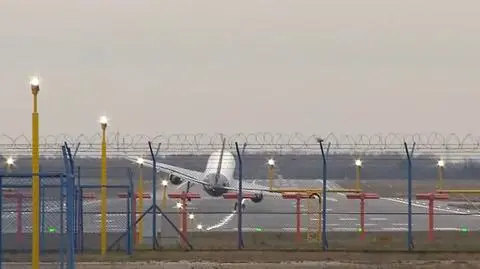 Wiatr buja samolotem podczas lądowania w Warszawie