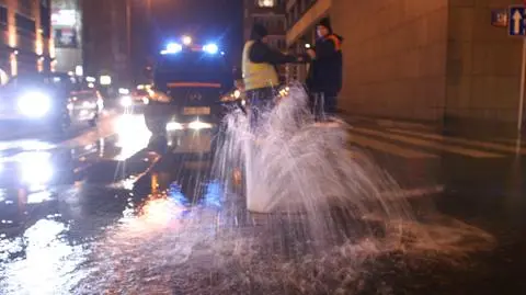 Woda tryskała z hydrantu na Madalińskiego