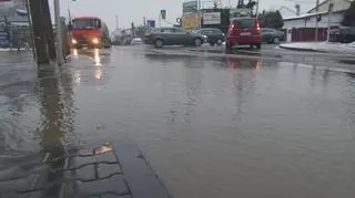 Woda zalała skrzyżowanie Arkuszowej z Estrady