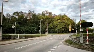 Mimo czerwonego światła wjechał na tory. To był początek jego problemów