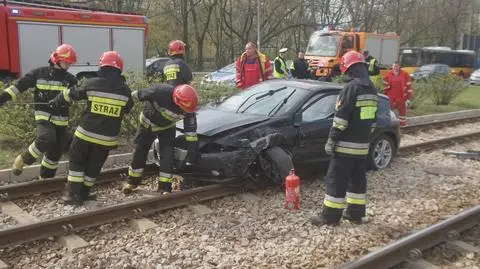 Auto na torowisku. Policja: kierowca zasłabł