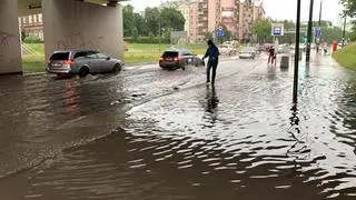 Zalane samochody na Płochocińskiej