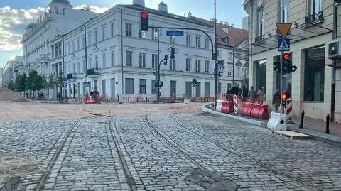 Szyny ukryte pod warstwą asfaltu. Tramwaje kursowały tędy do lat 60. XX wieku