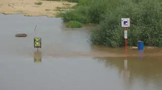 Zalało plażę przy moście Poniatowskiego