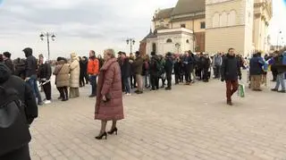 A queue of people wanting to see president Zelenskiy speak live in Warsaw