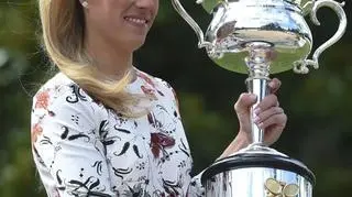 Angelique Kerber z pucharem za triumf w AO