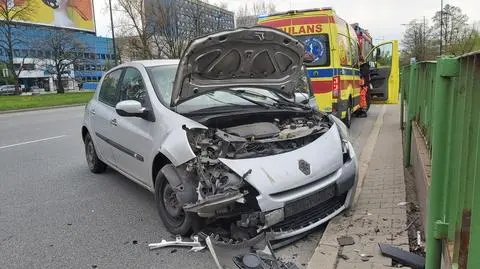 Samochód uderzył w bariery przy rondzie Jazdy Polskiej