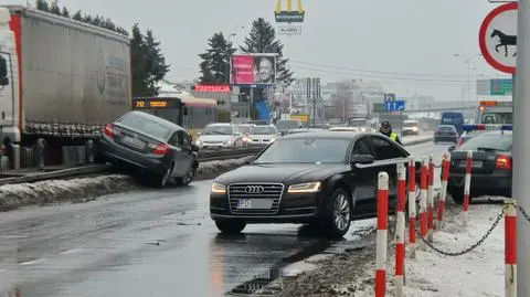 Honda na barierach, audi na prawym pasie. Zderzenie w Al. Jerozolimskich